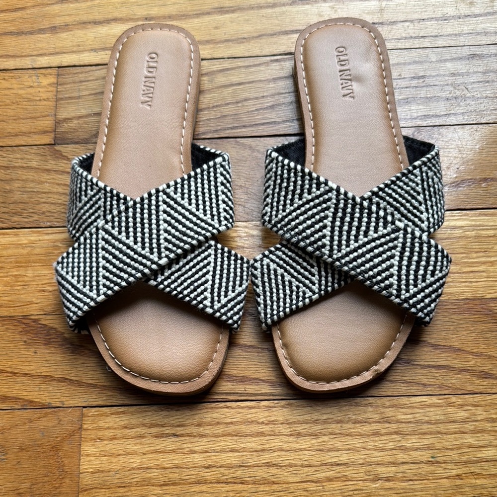 Old Navy NWOT Black and White Geometric Slide Sandals SZ 6.5
